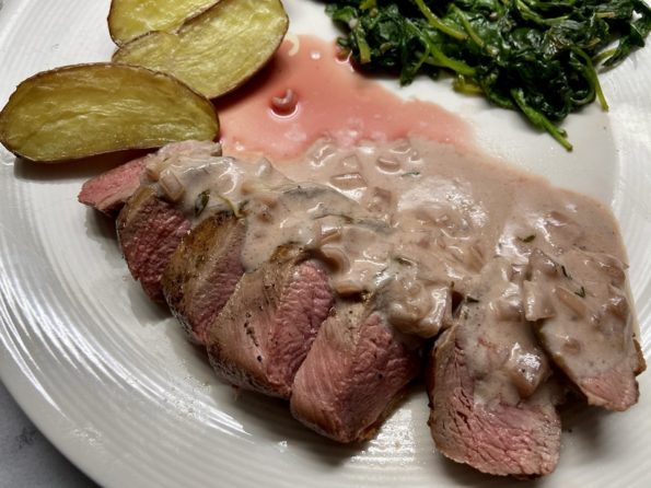 Eendenborstfilet met cassissaus