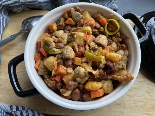 Hollands pannetje met bruine bonen en spekjes
