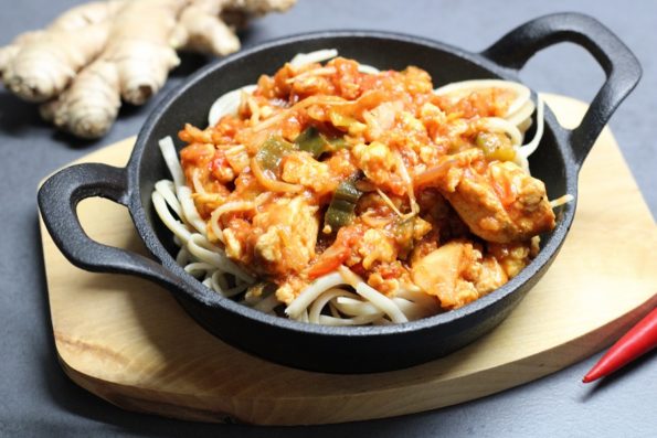 Noedels met zoetzure kip en ei