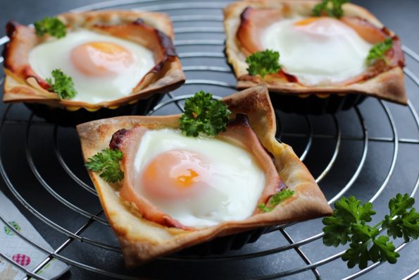glutenvrije bladerdeegtaartjes met ei, bacon en kaas