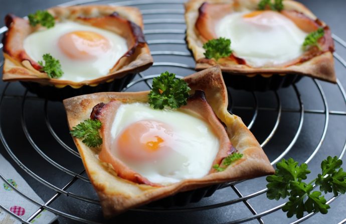glutenvrije bladerdeegtaartjes met ei, bacon en kaas