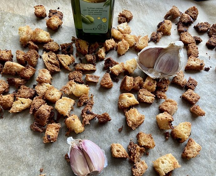 Glutenvrije knoflookcroutons, lekker door je salade