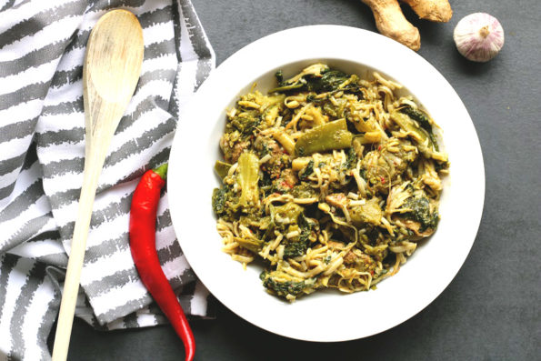 Bruine rijstnoedels met broccoli, spinazie en kipreepjes