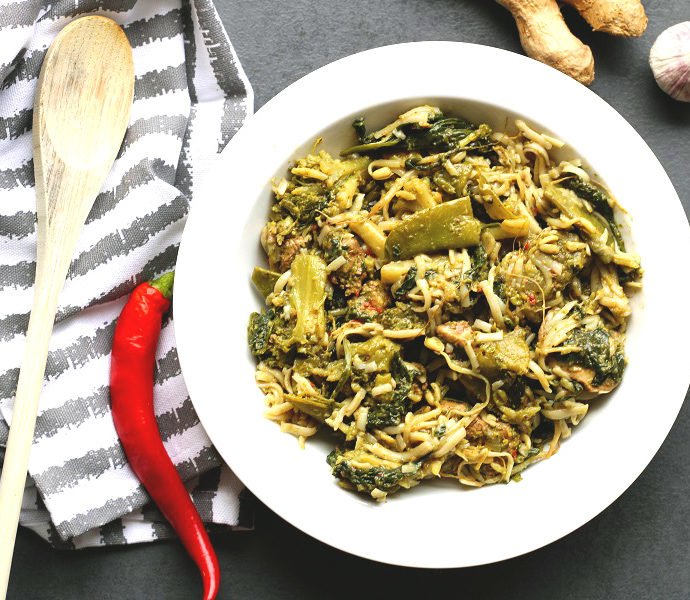 Bruine rijstnoedels met broccoli, spinazie en kipreepjes