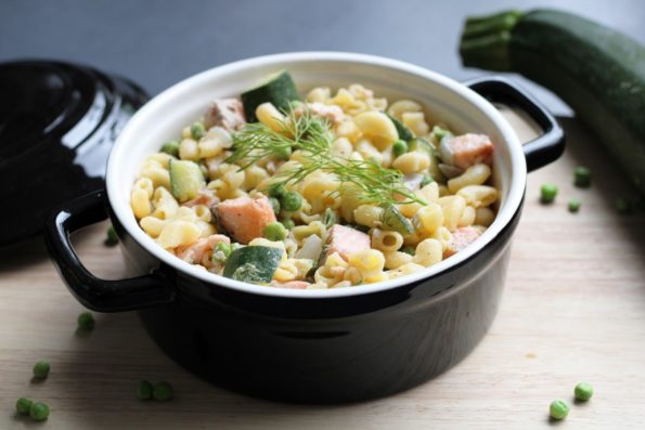 macaroni met tuinerwten, courgette en zalm
