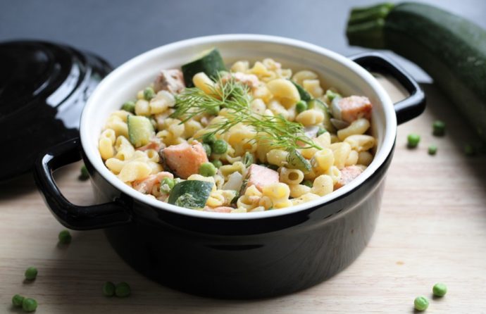 macaroni met tuinerwten, courgette en zalm