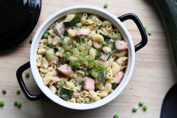 macaroni met tuinerwten, courgette en zalm