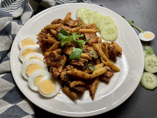 Surinaamse pasta met kalkoen, komkommer en gekookt ei
