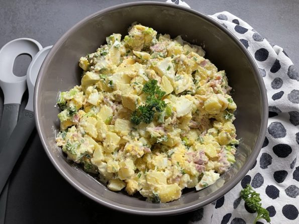 Aardappelsalade met bacon, ei en lente-uitjes