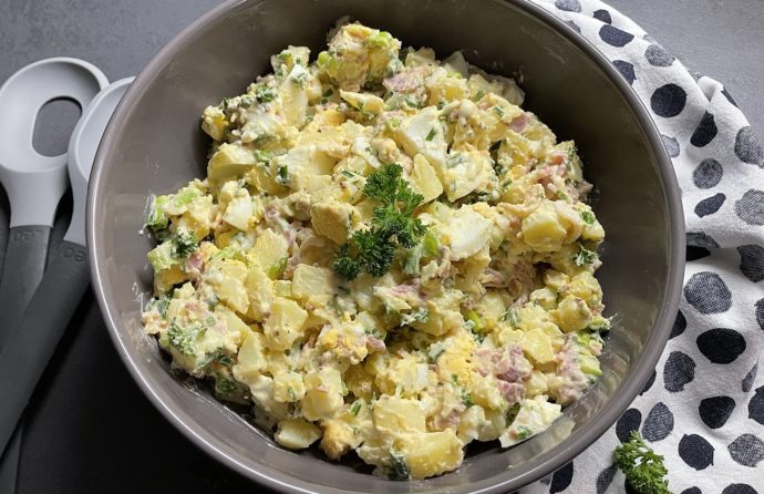 Aardappelsalade met bacon, ei en lente-uitjes
