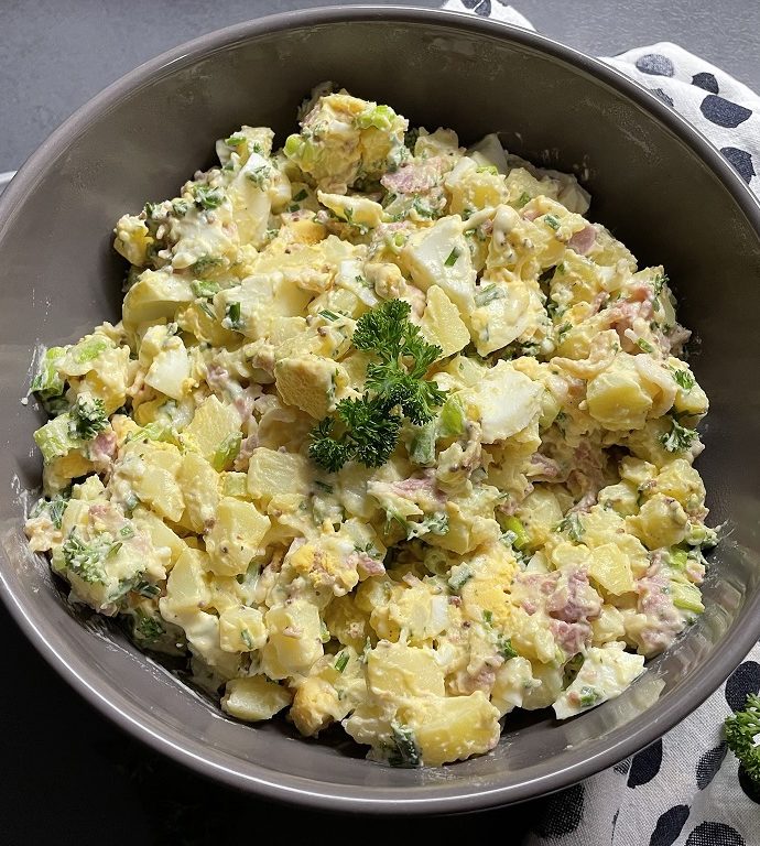 Aardappelsalade met bacon, ei en lente-uitjes