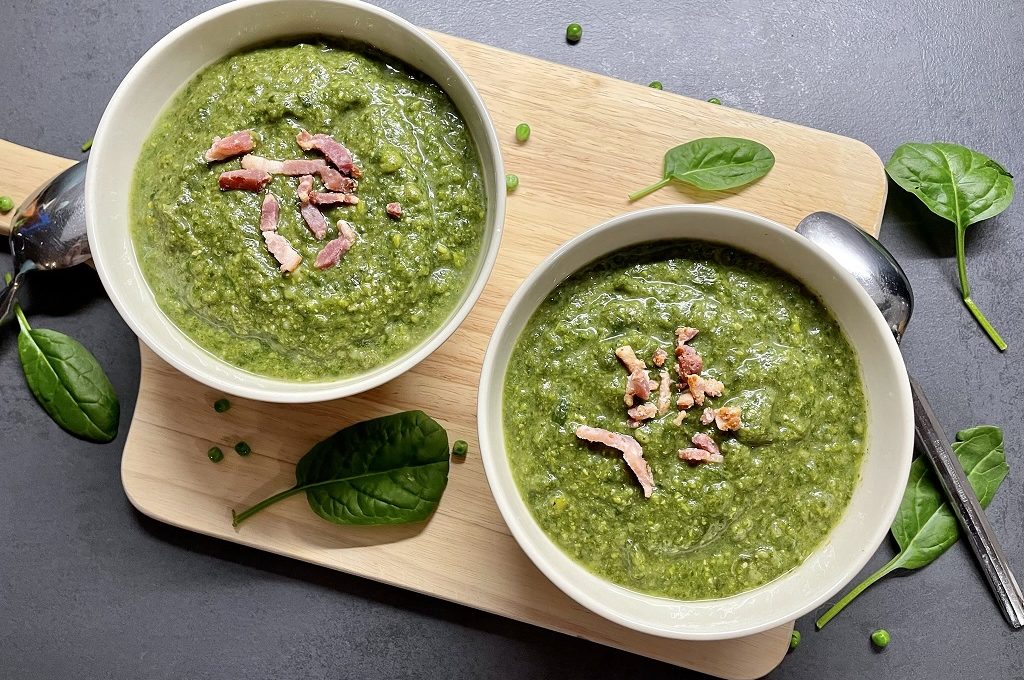 Doperwten-spinaziesoep met spekjes