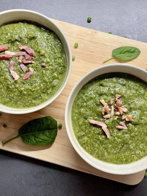 Doperwten-spinaziesoep met spekjes