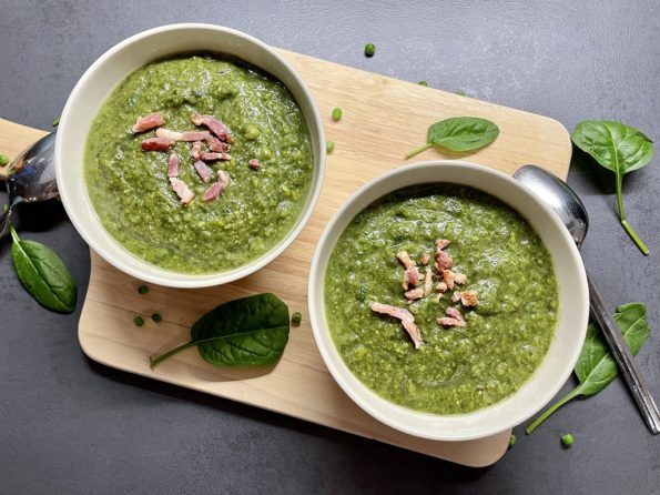 Doperwten-spinaziesoep met spekjes