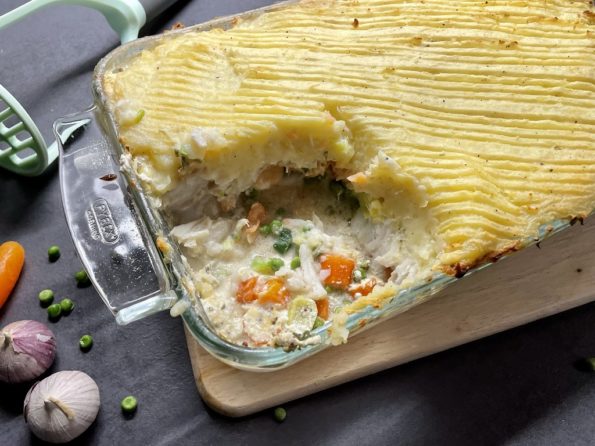 Visschotel met doperwten, worteltjes en prei