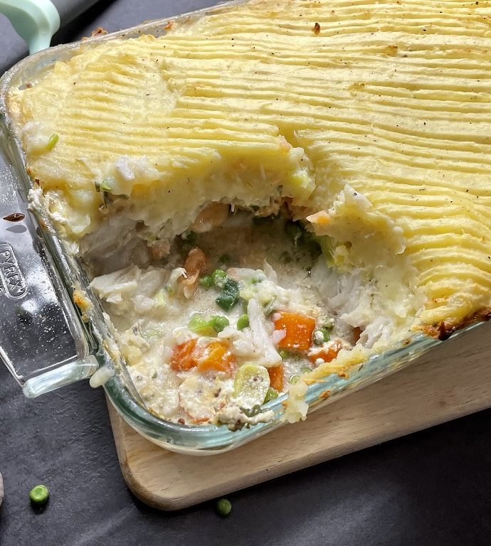 Visschotel met doperwten, worteltjes en prei