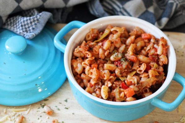 Macaroni met witte bonen in tomatensaus en gehakt