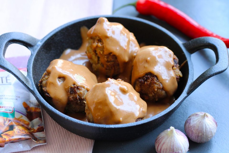 satégehaktballetjes met pindasaus