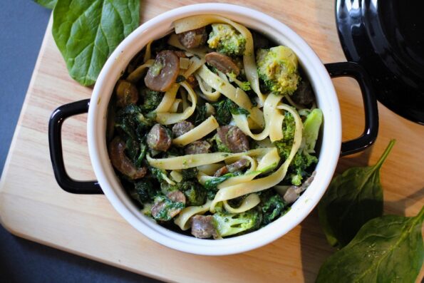 Tagliatelle met broccoli, spinazie en chipolataworstjes