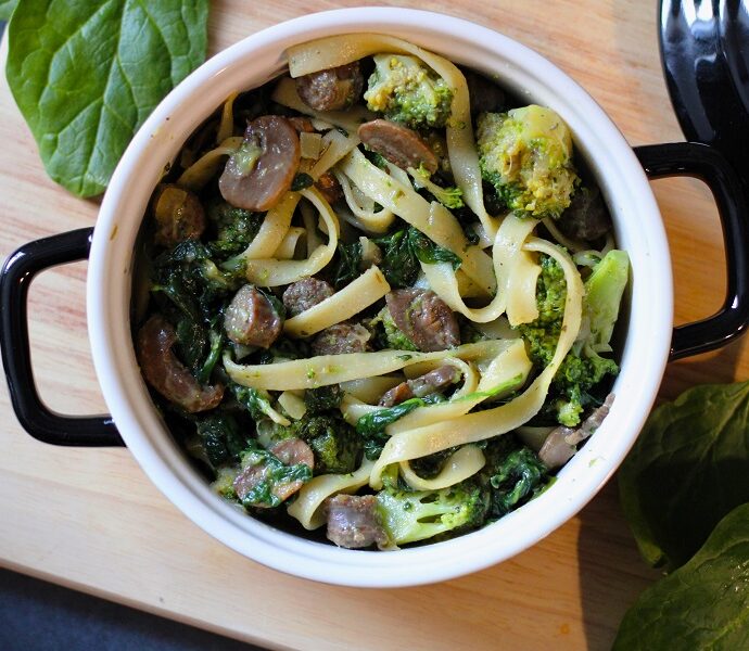 Tagliatelle met broccoli, spinazie en chipolataworstjes