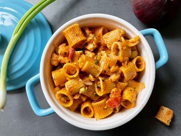 Rigatoni met voorjaarsgroente, zalm en garnalen