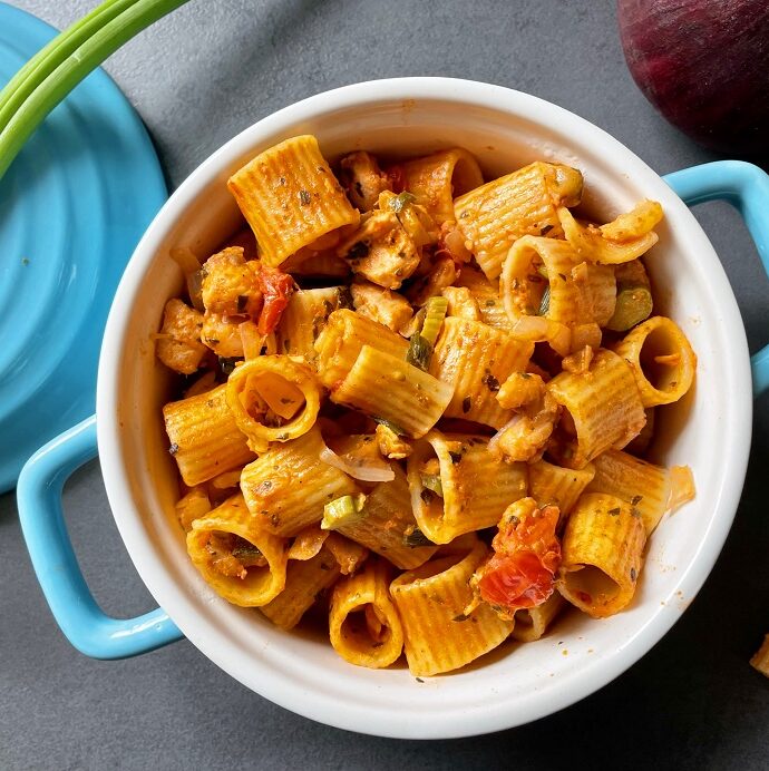 Rigatoni met voorjaarsgroente, zalm en garnalen