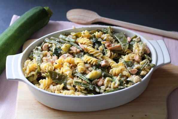 Fusilli met haricots verts, peultjes en zalm
