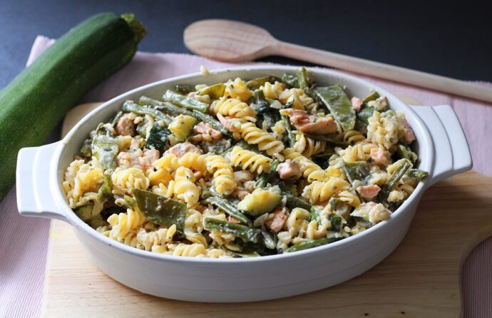 Fusilli met haricots verts, peultjes en zalm