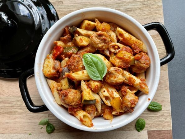 Griekse pasta met courgette, aubergine en kipbraadworstjes