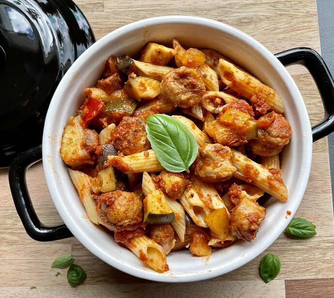 Griekse pasta met courgette, aubergine en kipbraadworstjes