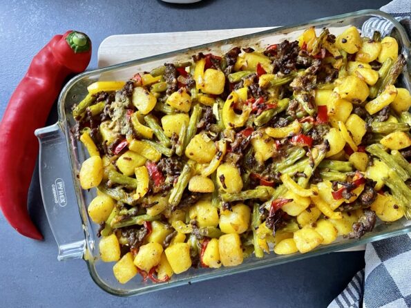 Kerrie ovenschotel met sperziebonen, krieltjes en gehakt