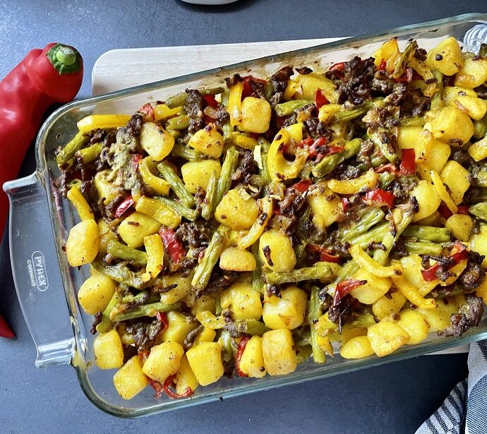 Kerrie ovenschotel met sperziebonen, krieltjes en gehakt