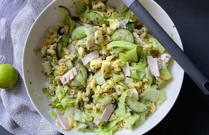 Macaronisalade met appel,rozijntjes en komkommer