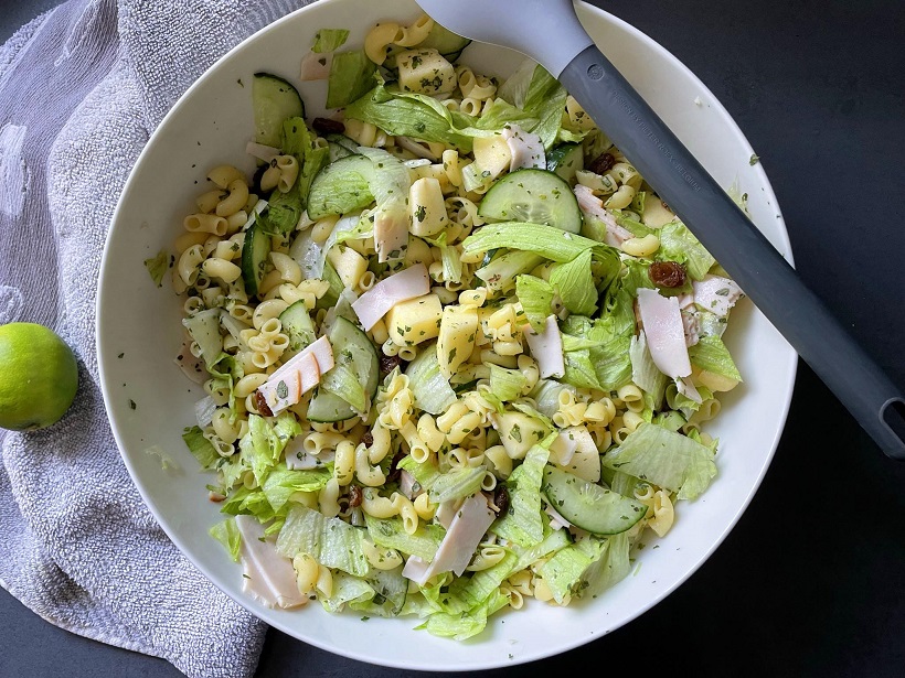 Macaronisalade met appel, rozijnen en komkommer