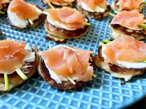 Blini met gerookte zalm, bieslook en roomkaas glutenvrij