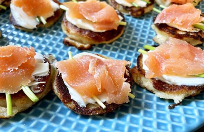 Blini met gerookte zalm, bieslook en roomkaas glutenvrij