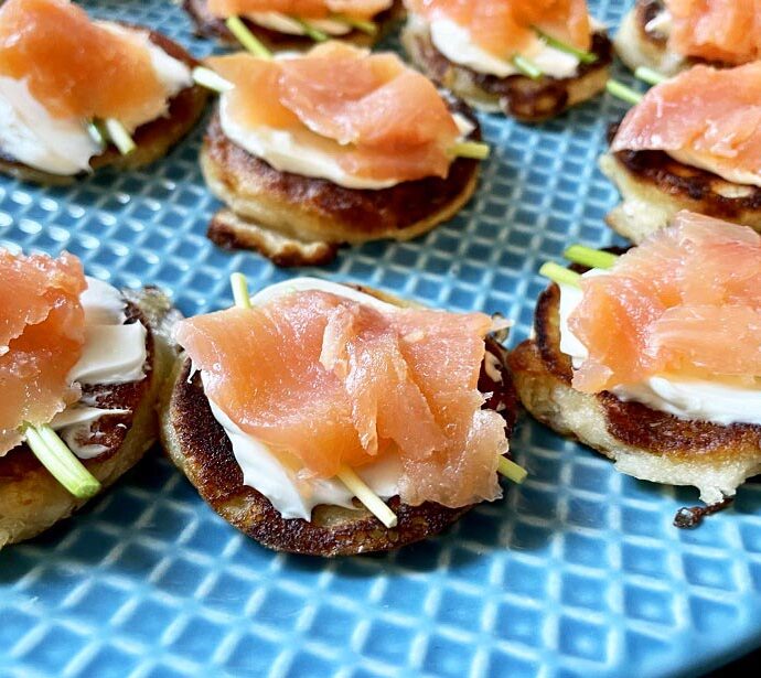 Blini met gerookte zalm, bieslook en roomkaas