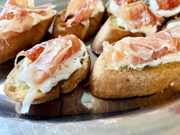 Bruschetta met groente pesta, ricotta en serranoham glutenvrij