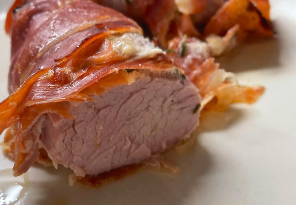 Varkenshaas met serranoham, roomkaas en honing