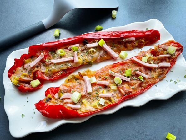 Gevulde paprika's met mozzarella, bosuitjes en ham