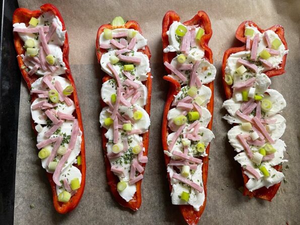 Gevulde paprika's met mozzarella, bosuitjes en ham