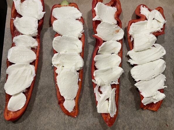 Gevulde paprika's met mozzarella, bosuitjes en ham