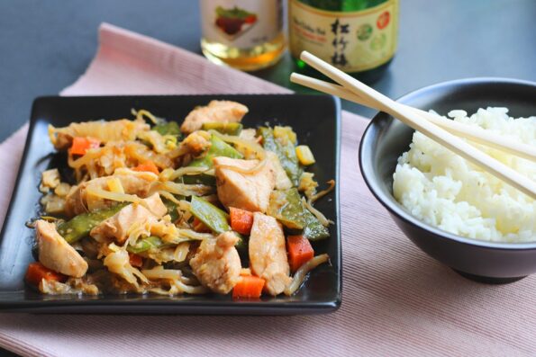 Kip met groente in gembersaus