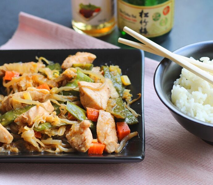 Kip met groente in gembersaus