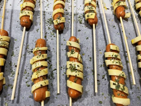 Knakworst vuurpijlen met oregano en kaas