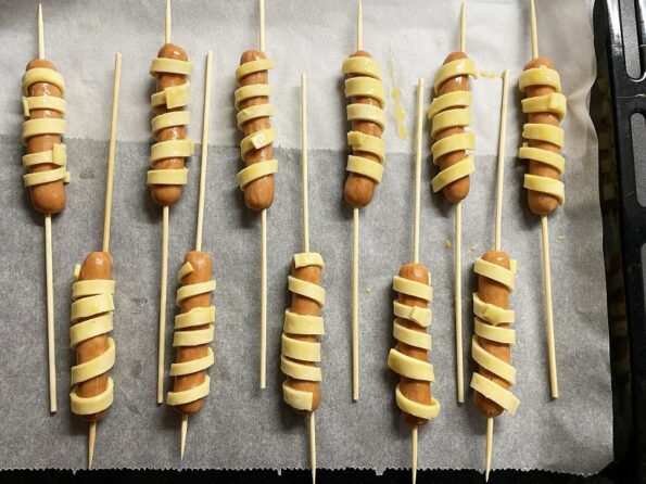 Knakworst vuurpijlen met oregano en kaas