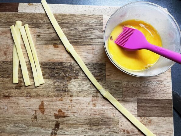 Knakworst vuurpijlen met oregano en kaas