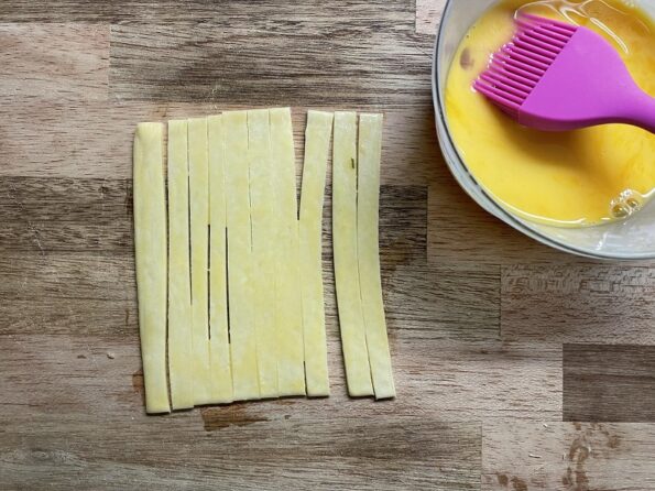 Knakworst vuurpijlen met oregano en kaas