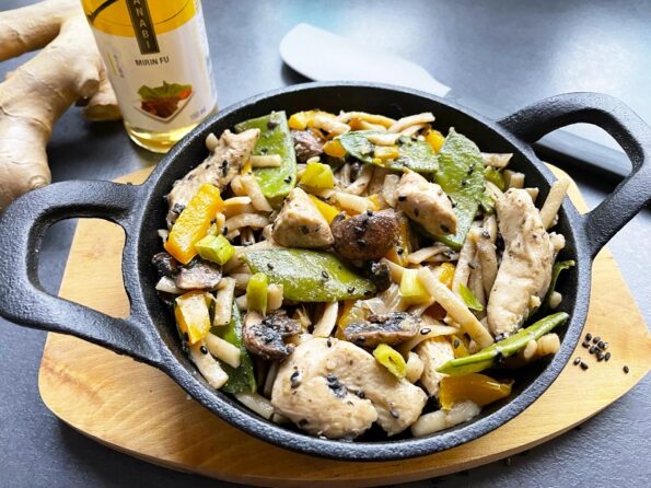 Miso noedels met kip, peultjes en kastanjechampignons