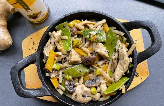 Miso noedels met kip, peultjes en kastanjechampignons